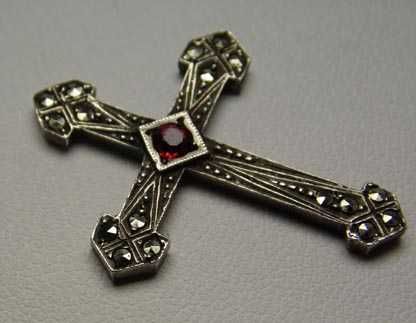 Antyczny srebrny krzyżyk rubinowy kamień i markazyty