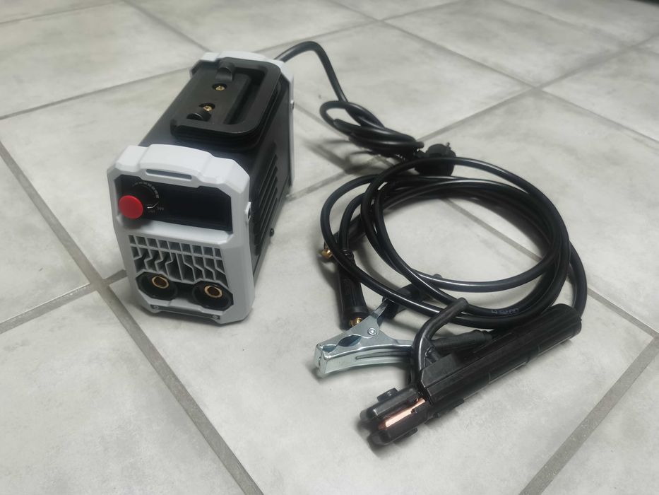 Máquina soldar inverter 300A - Nova - 70€