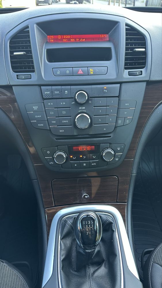 Opel Insignia . Niski przebieg . Nowy rozrząd . PT i OC na rok .
