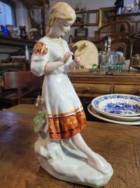 Stara porcelanowa figurka Dziewczyna na łące