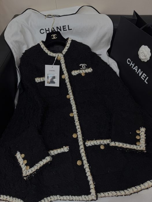 Chanel ażurowy kardigan z kryształowym zapięciem