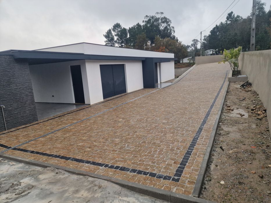 Pavimentações em calçada  (granito) natural