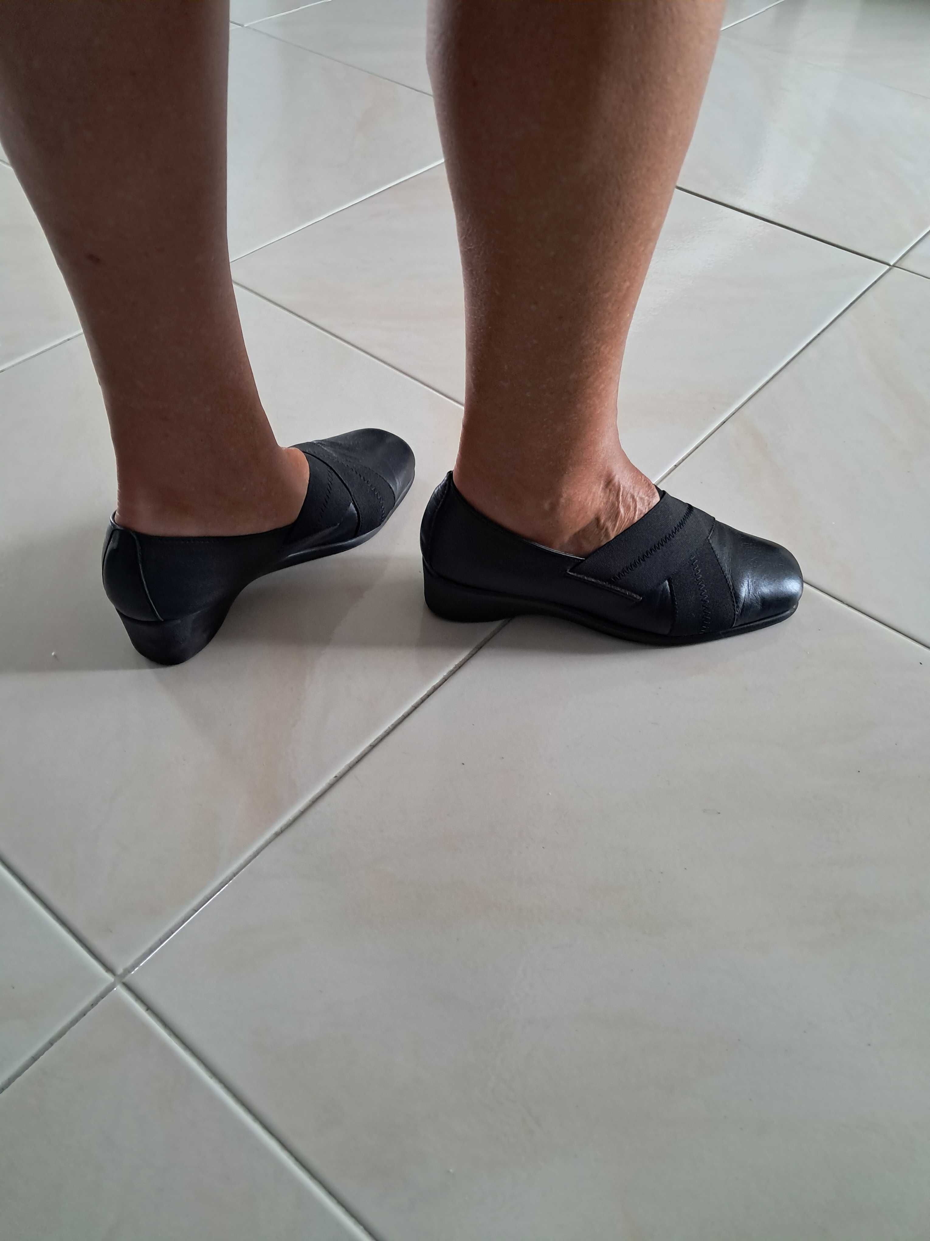 Sapatos de pele, pretos , tamanho 36 como novos
