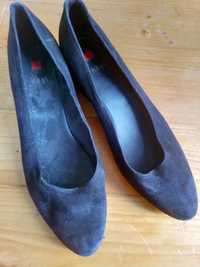 Туфли женские,  натуральная замшамша,  на танкетке, черного цвета