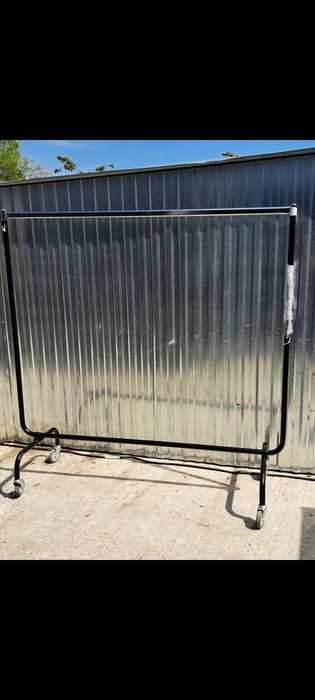 Wieszak odzierz na kołkach