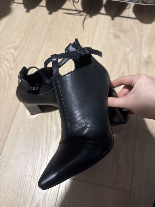 Нові шкіряні ботильони