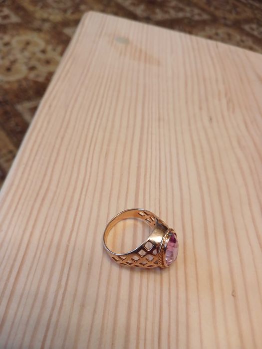 Продам кольцо с розовым камнем