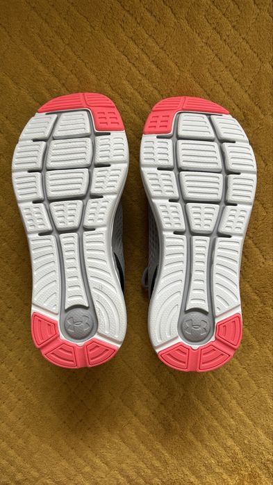 Nowe buty sportowe Under Armour 37,5