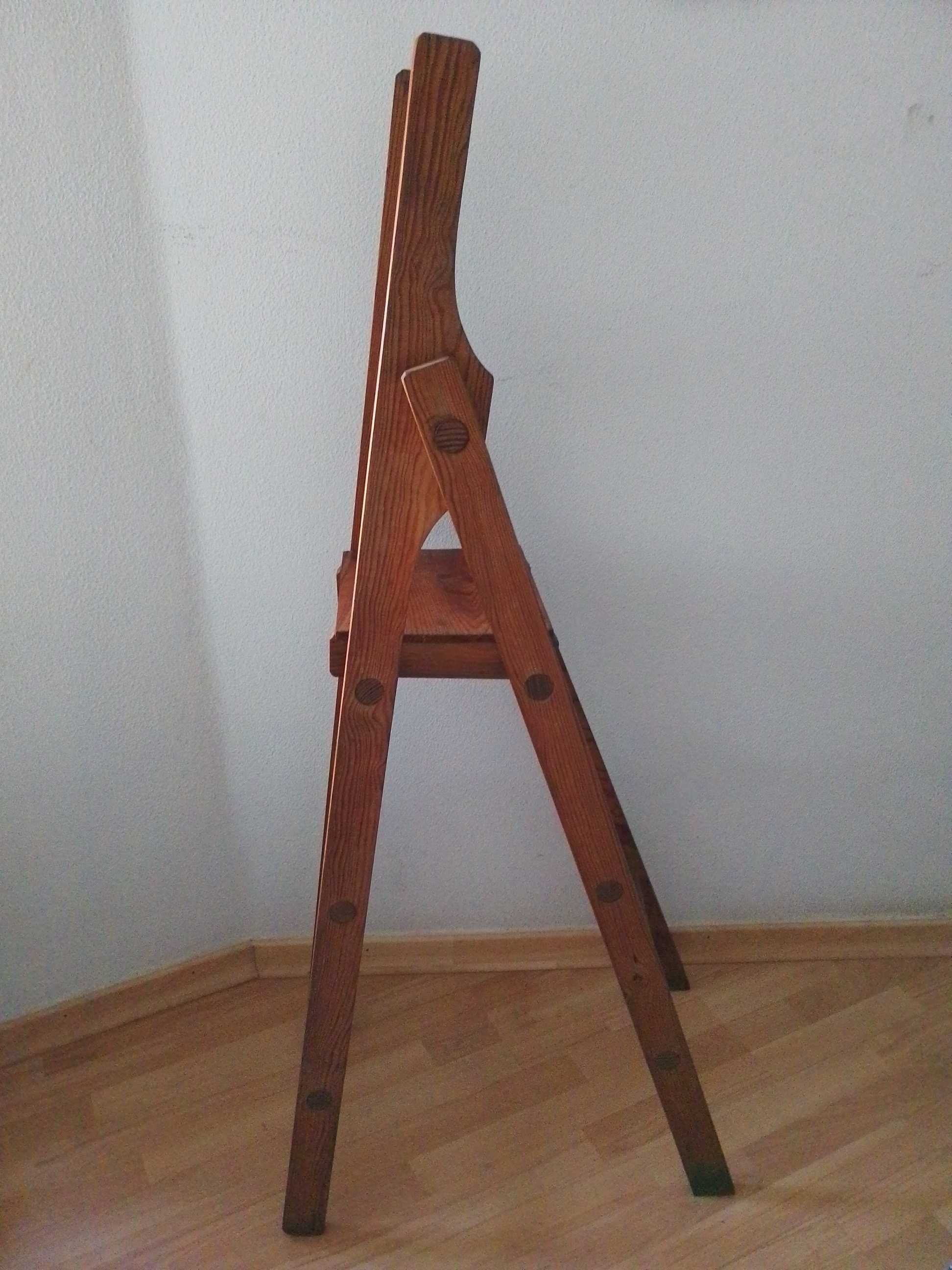 Escada ou Escadote de Madeira Muito Antigo