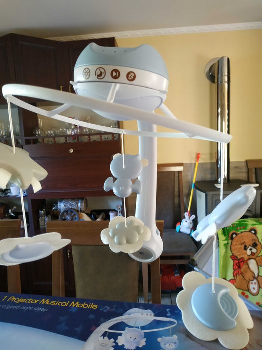 Продам латинську музикальну надкроватну іграшку недорого