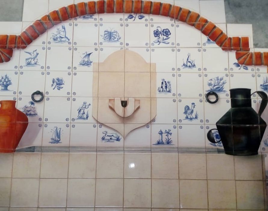 Azulejos pintados á mão, vidro em relevo, serigrafia, estampilhas etc.
