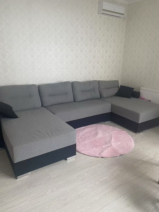 Великий диван у хорошому стані