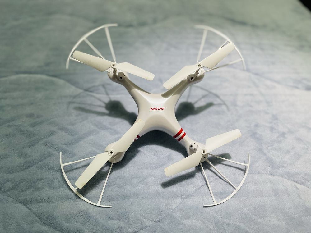 Drone com luz led, comando e camera