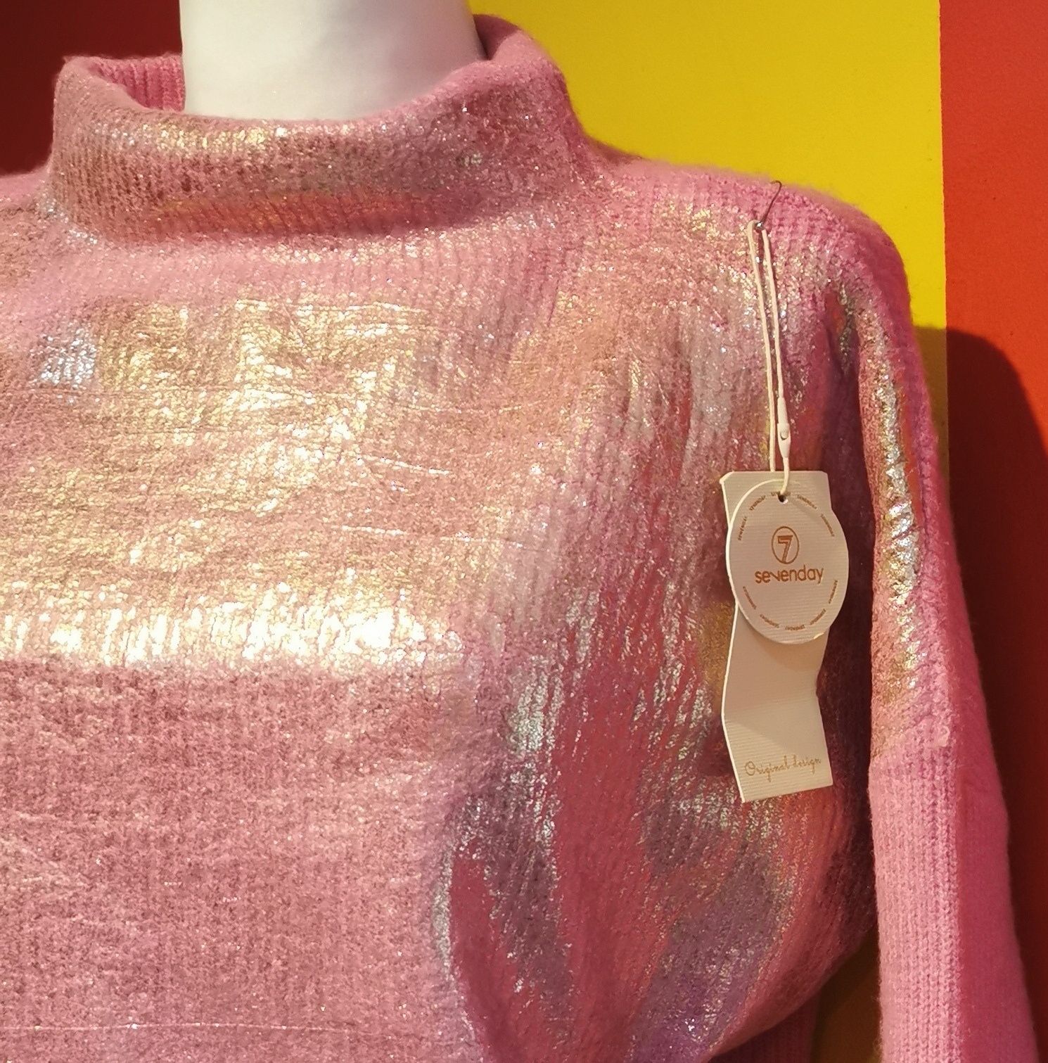 Fajny różowy złocony krótki sweterek