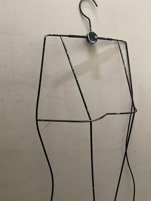 Cabides para roupa de mulher e fatos de banho