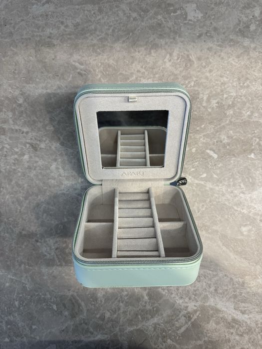 Nowa szkatułka na biżuterię Apart