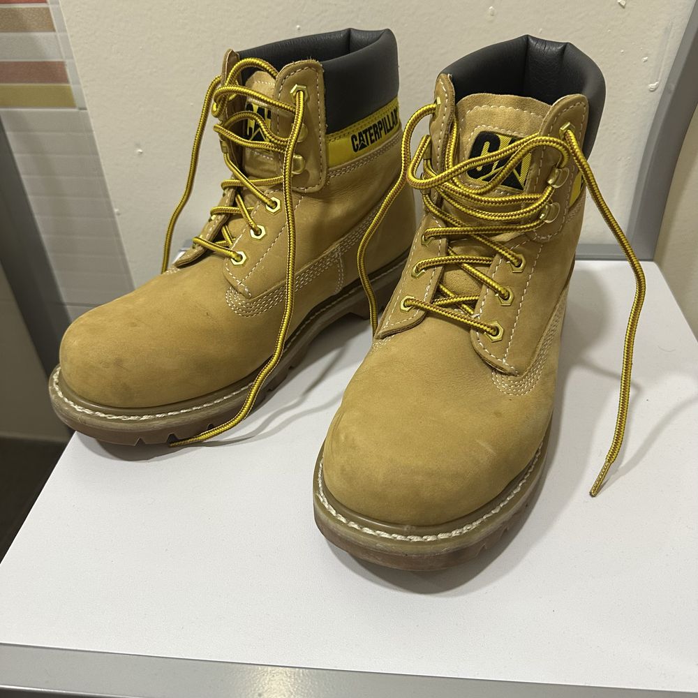 Bota caterpillar em pele