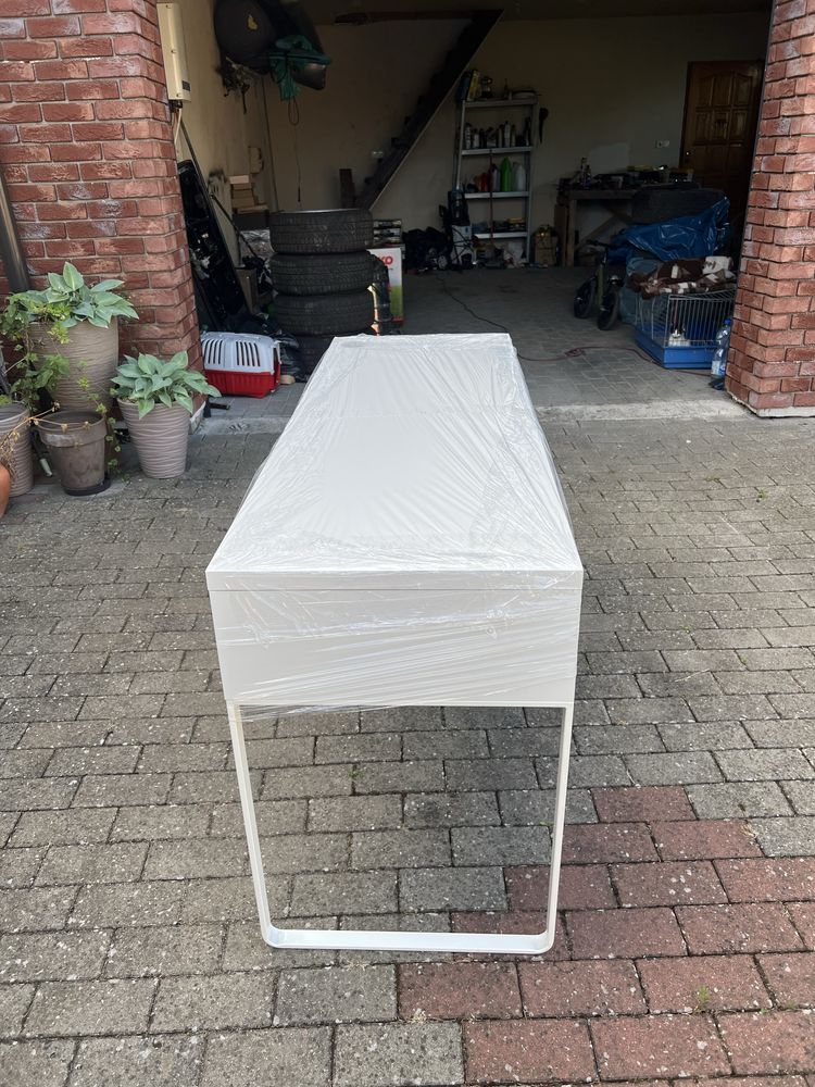 Białe biurko MICKE IKEA z dwoma szufladami. 142x50cm