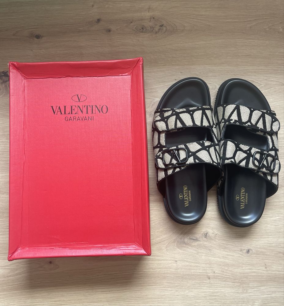 Valentino Garavani “V logo” Sandal