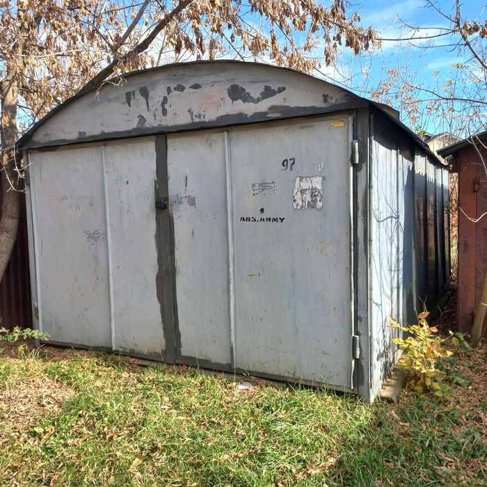 металевий гараж без місця