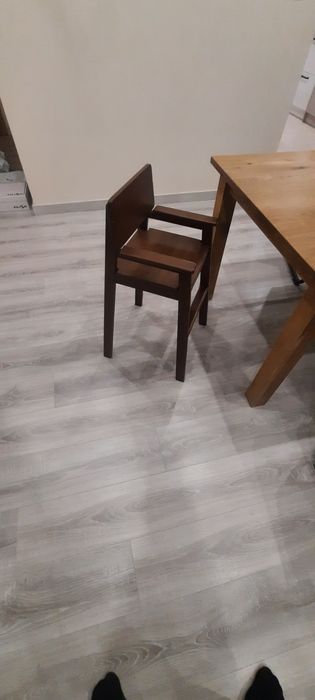 Krzesełko wysokie drewniane dla dziecka .