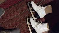 Białe buty z łyżwami damskie