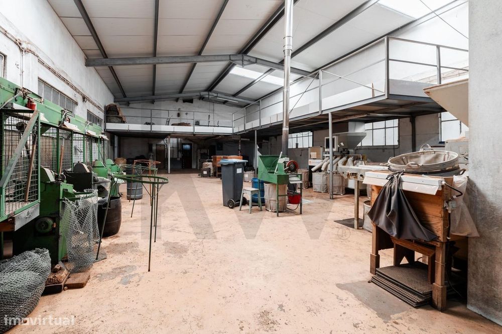 Venda De Armazém Industrial | 886M2 Área Coberta | Lourosa – Santa Mar