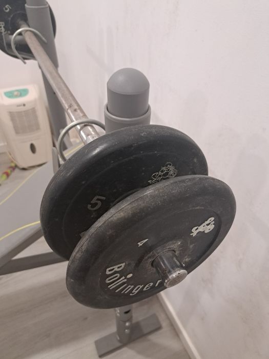 Banco de musculação com barra e pesos