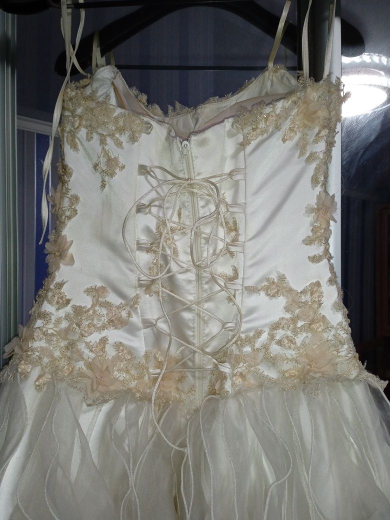 Свадебное платье,цветы на платье ручной работы