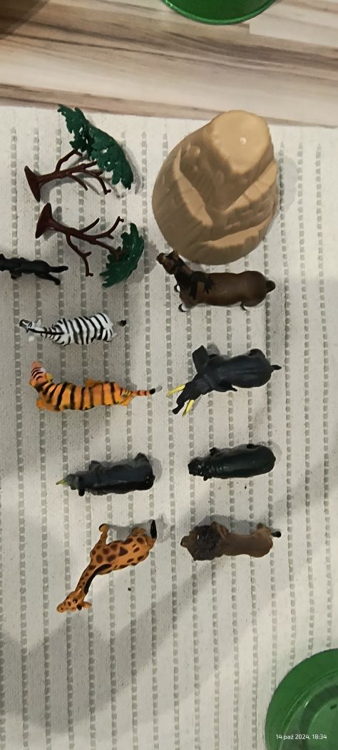 Figurki zwierząt w słoju.Jungle