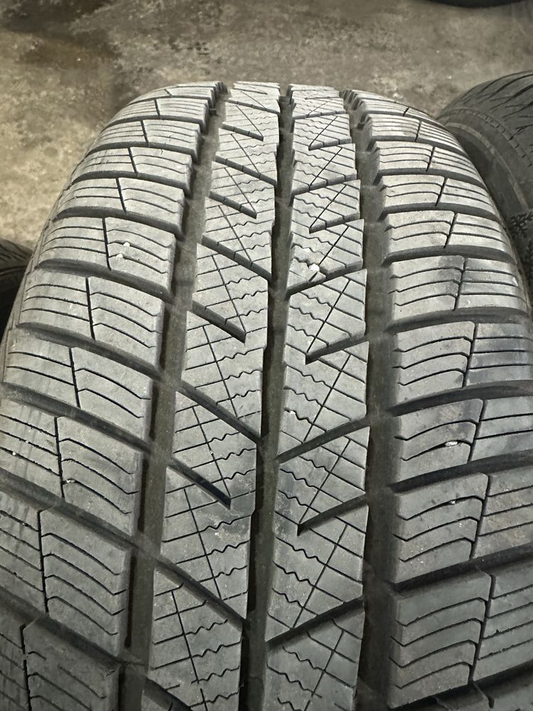 Продам практически новую зимнюю резину Barum Polaris 5 255/55 R18.