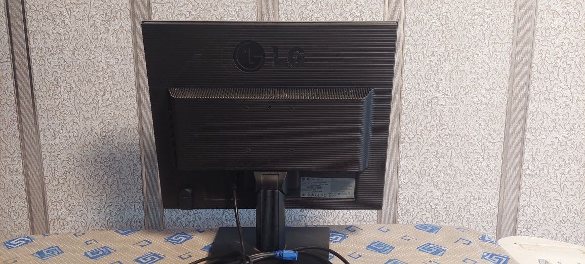 Продам монитор LG L1919S