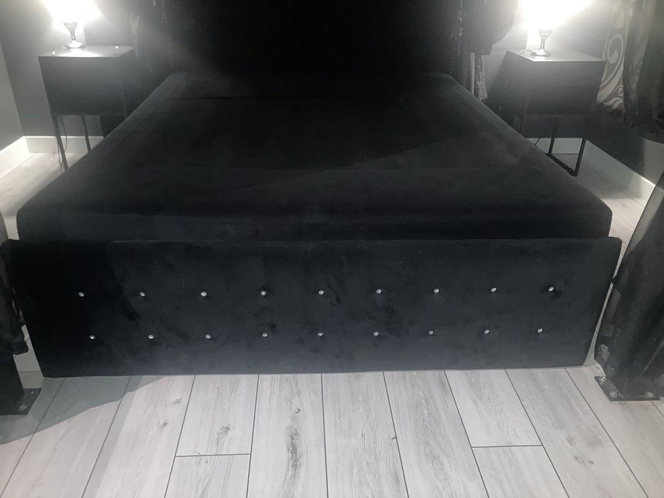 Obicie czarne welurowe panele