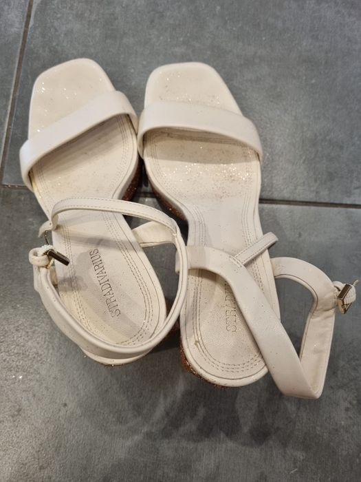 Sandałki na słupku z brokatem