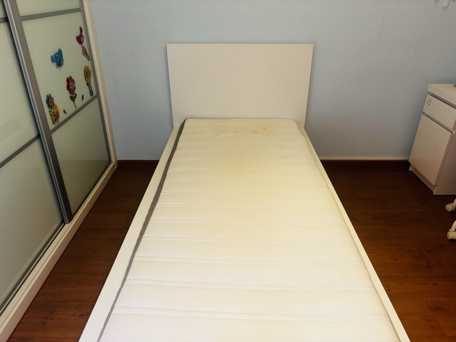Estrutura de cama MALM 200x90 com colchão (IKEA)