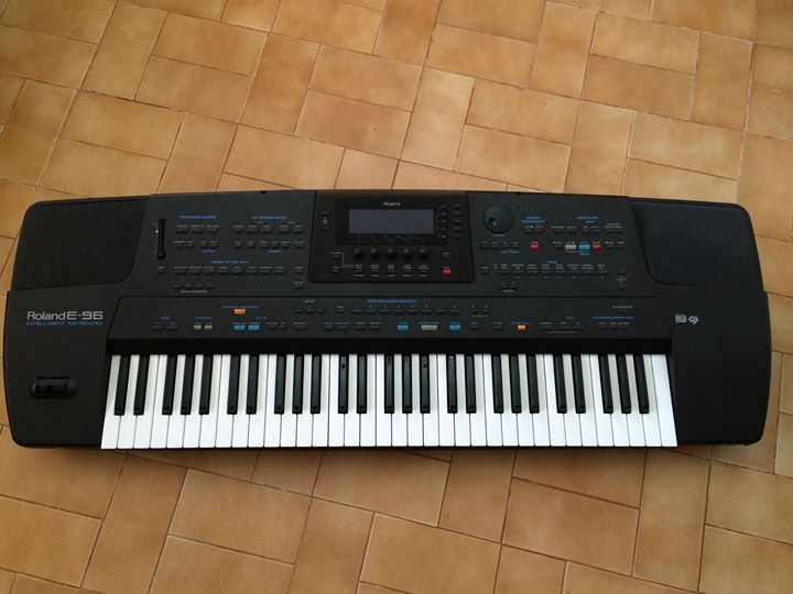 Teclado Roland E-96