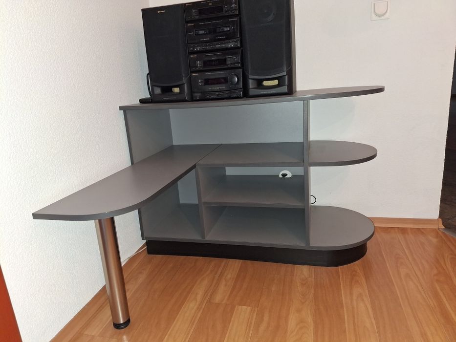 Meble kuchenne z okapem, piekarnikiem i zlewem