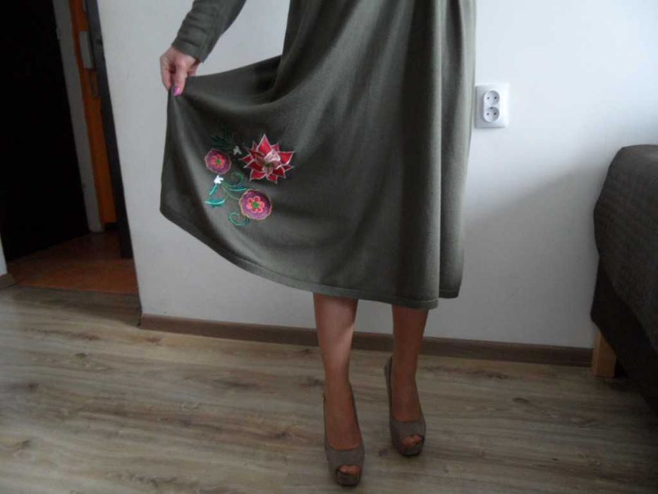 Sukienka dzianinowa maxi long khaki oliwkowa z haftem r. S/M