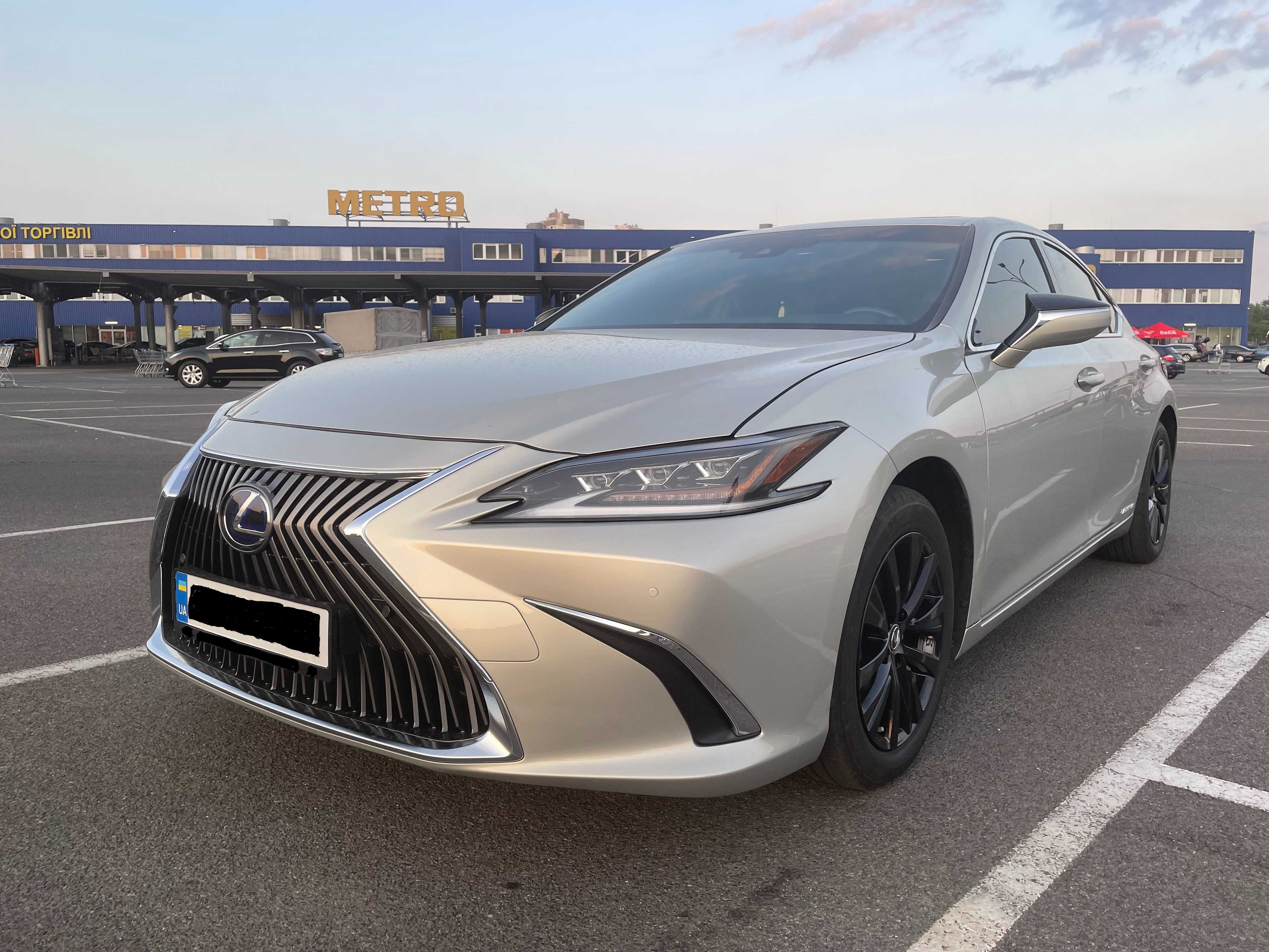 Продам шикарное авто Lexus ES 300h Hybrid Premium 2019