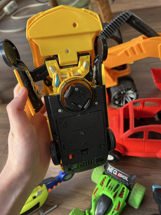 Іграшки, взуття, машинки