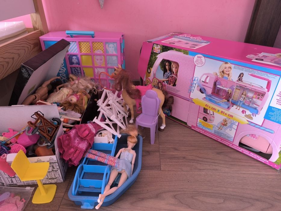Kamper Barbie, Szafa, Koń + lalki i akcesoria