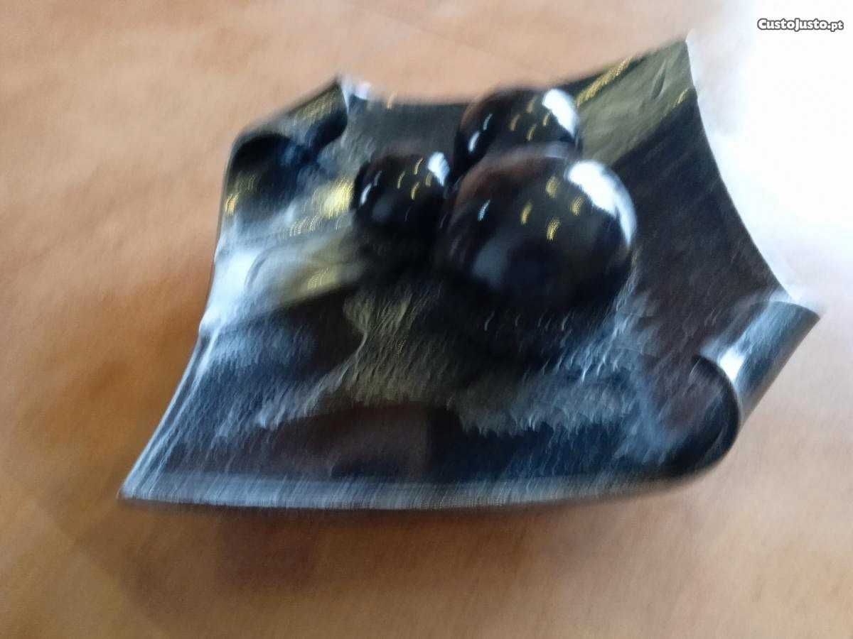Prato e três bolas cor preto e prateado com brilhantes nas bolas