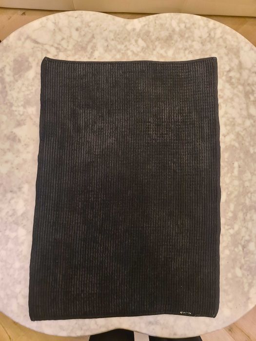 Czarny dywanik łazienkowy