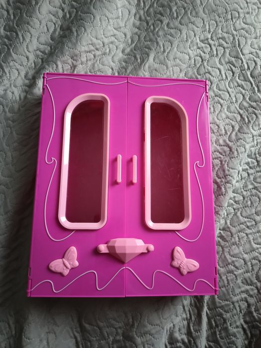 Szafa na ubrania dla lalek