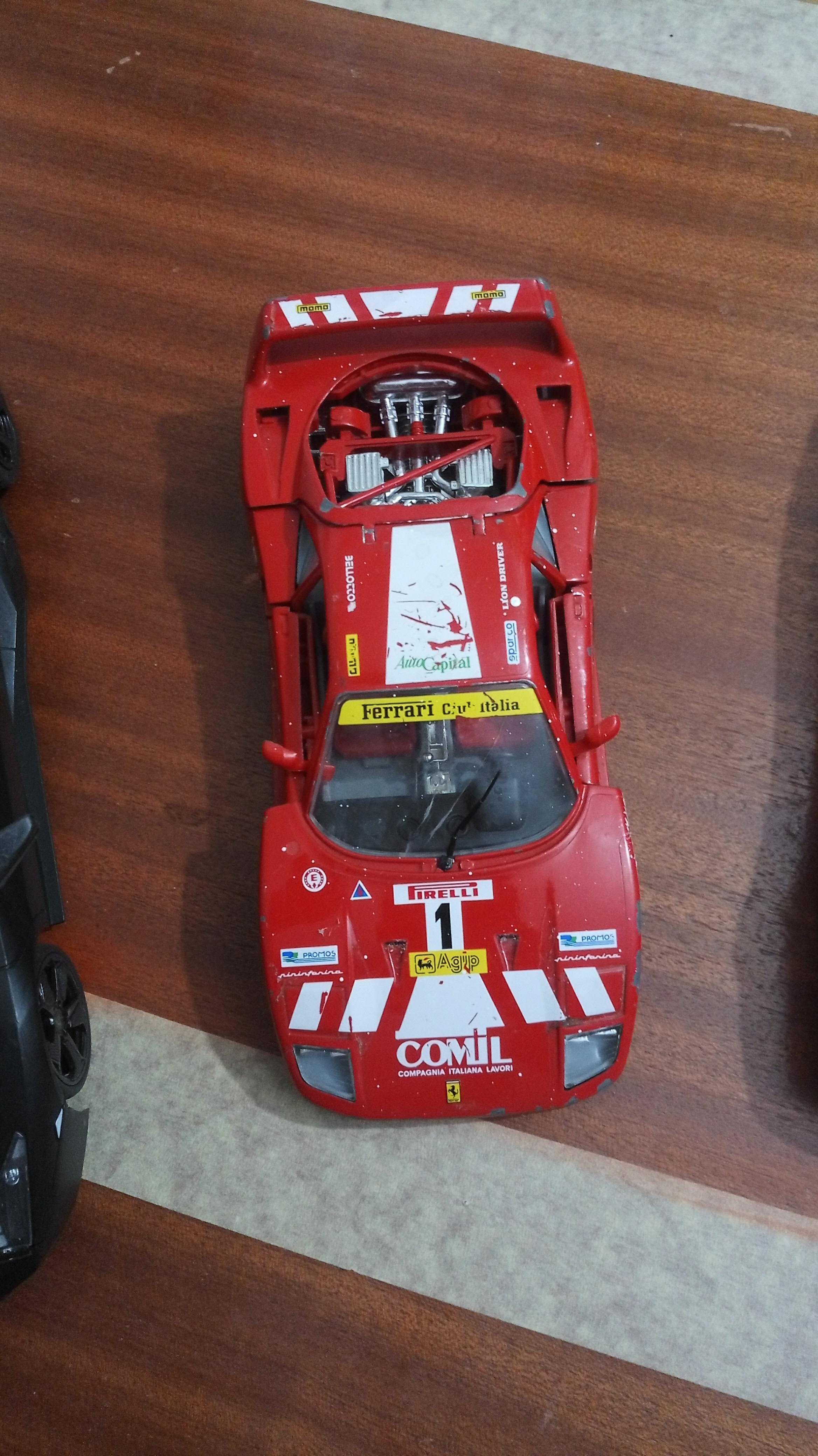 4 carros de colecção (3 Ferraris)