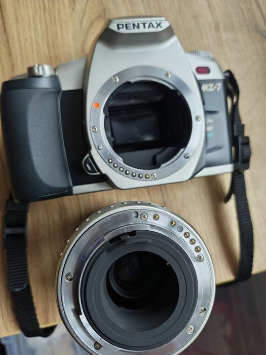 Aparat lustrzanka analogowa Pentax MZ-7 plus obj 28-80mm f3,5-5,6