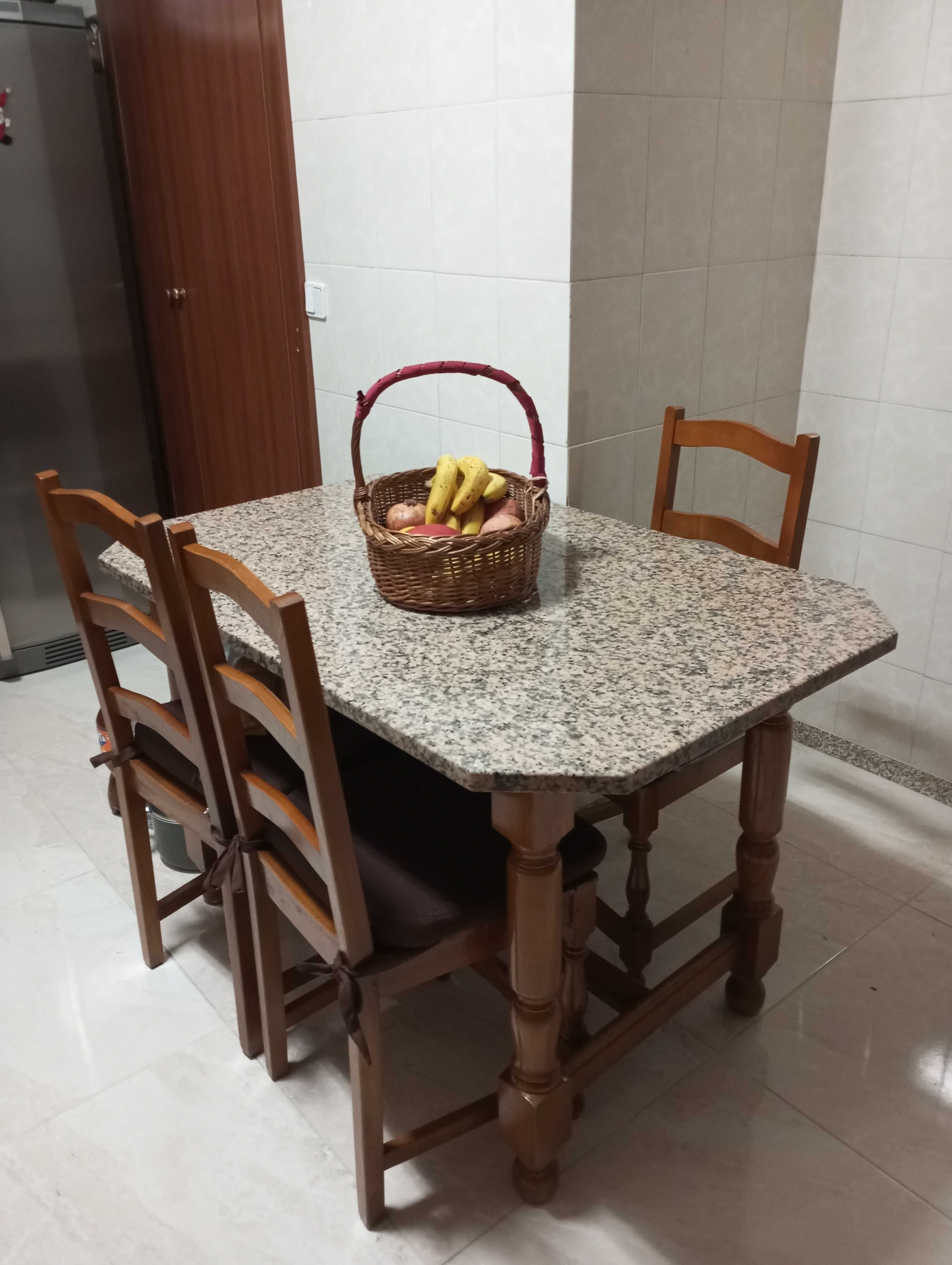 Vendo mobília de cozinha em madeira! Excelente estado de conservação!