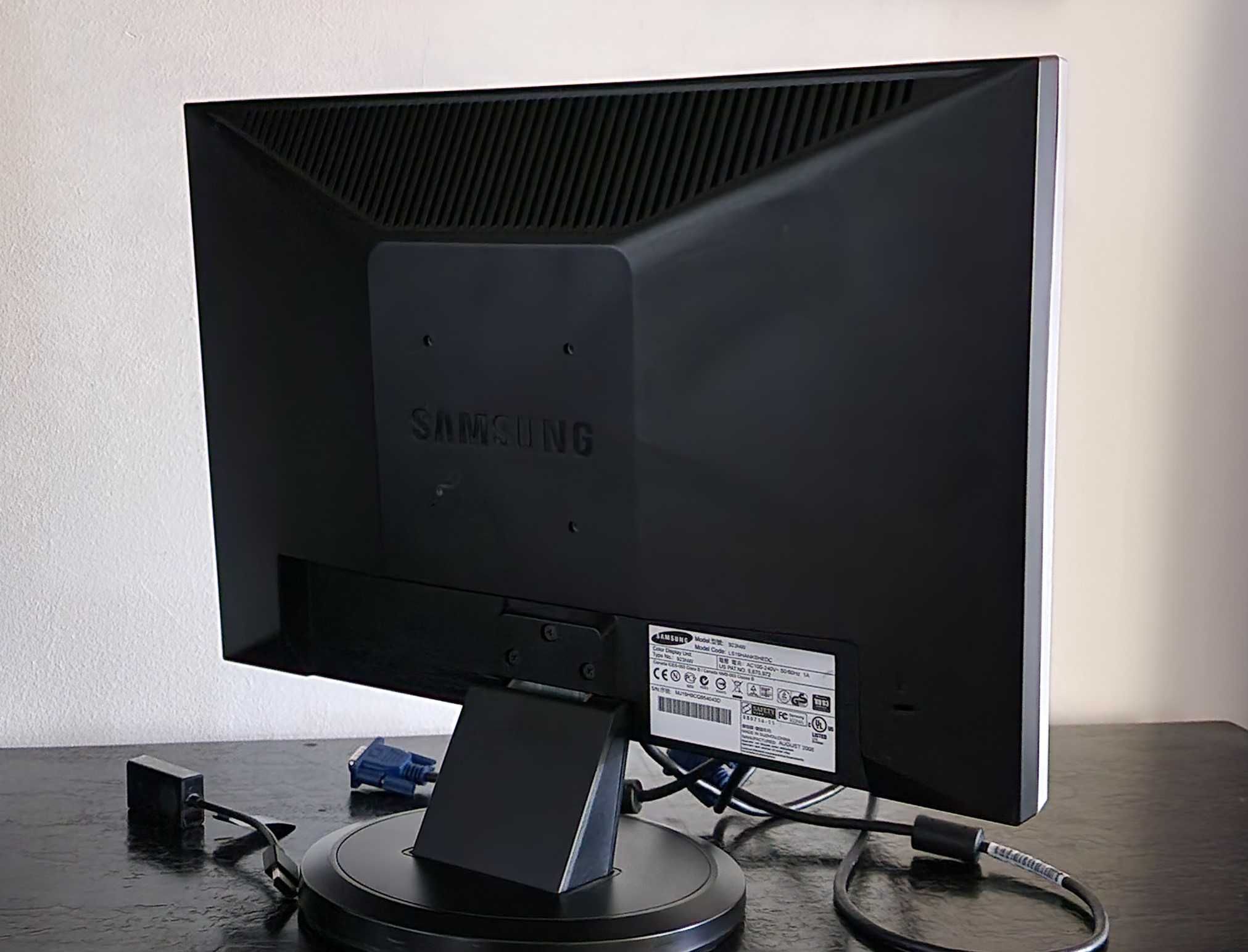 Monitor Samsung 923NW com cabos incluídos