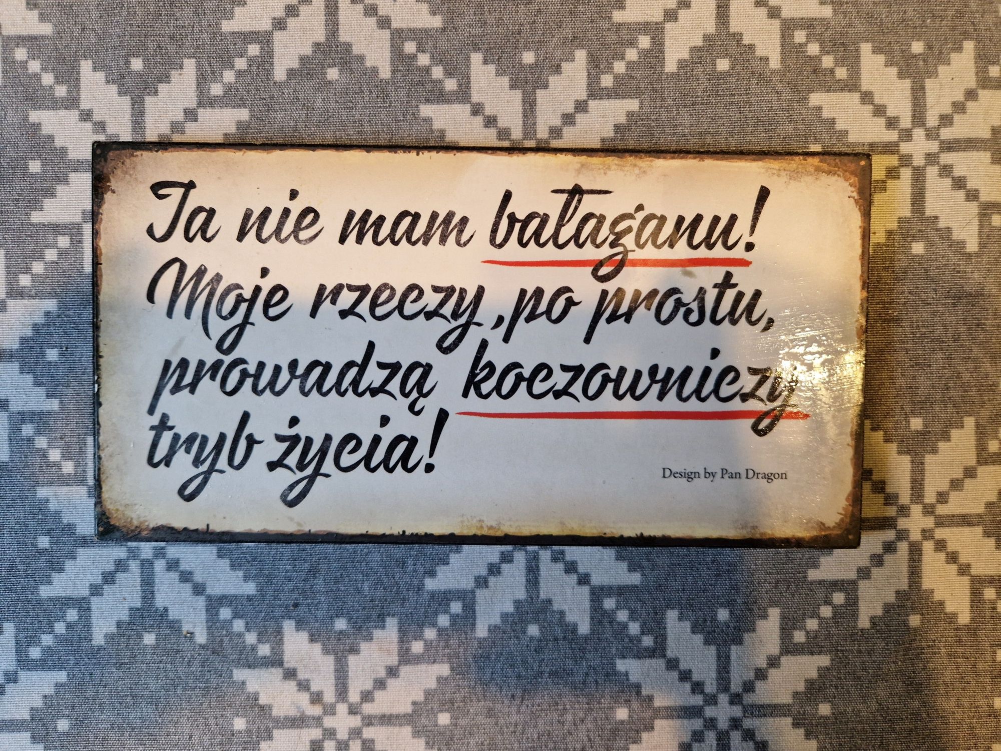 Tabliczka na drzwi z napisem "Ja nie mam bałaganu"