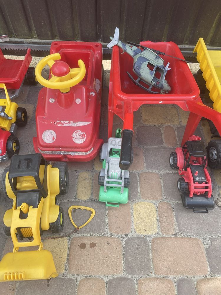 Іграшки для пісочниці: трактори, грузовики.